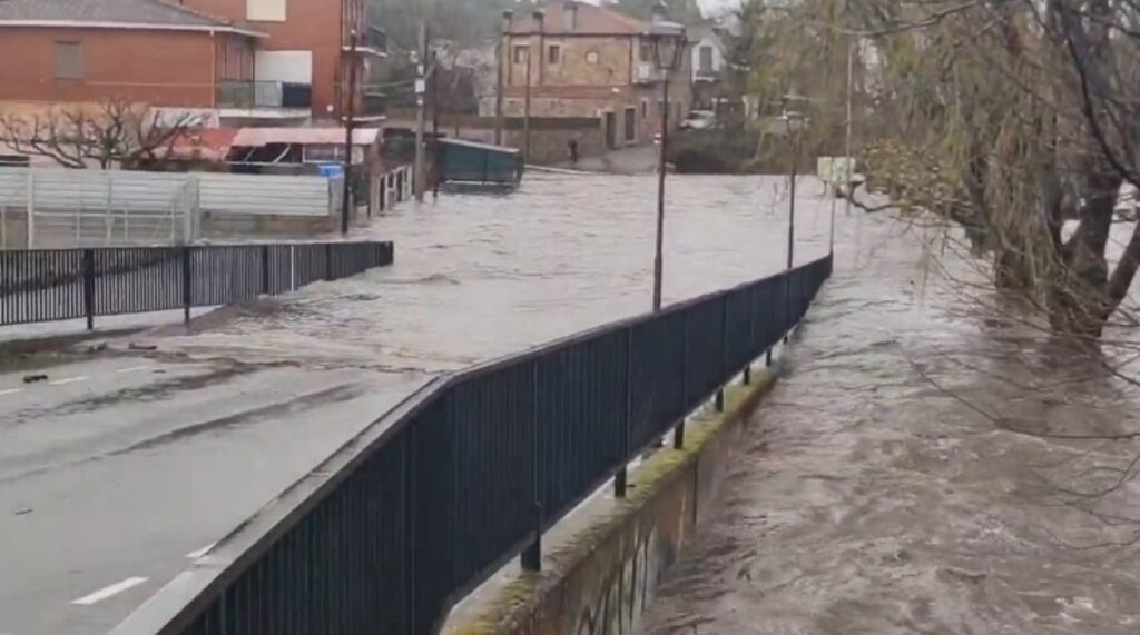 Se desborda el río Alberche a su paso por Navaluenga (Ávila)