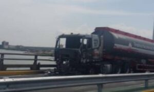 Se incendia gandola con combustible en el Puente sobre el Lago