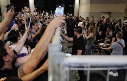 Shakira sorprende a sus fans de Chile al cantar en la puerta del hotel | Diario El Luchador
