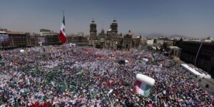 Sheinbaum, arropada por miles de mexicanos en el Zócalo, afirma que seguirá «colaborando» con EE.UU. en todos los ámbitos