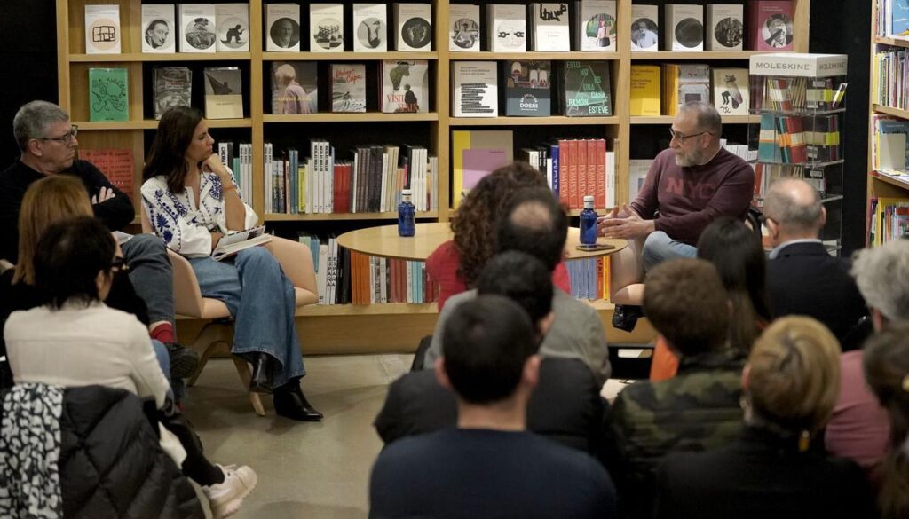 Marc Marginedas junto a Ana Pastor durante la presentación de su libro en La Fábrica, en Madrid.