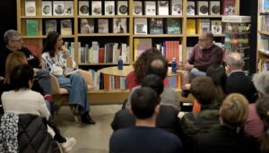 Marc Marginedas junto a Ana Pastor durante la presentación de su libro en La Fábrica, en Madrid.