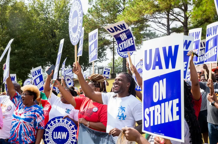 Sindicato del motor UAW dice que los aranceles ponen fin al "desastre del libre comercio" - AlbertoNews