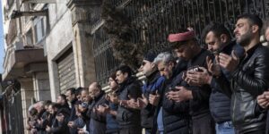 Siria firma su nueva Constitución, poniendo al país bajo un régimen islámico