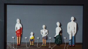 'Sobredosis', una exposición que critica los excesos, la cultura del desperdicio y las adicciones
