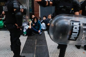 Sube a 103 cifra de detenidos y a 20 la de heridos en protesta de jubilados argentinos - AlbertoNews