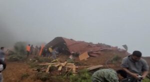 Sube a 11 el número de fallecidos y a más de 72.000 el de afectados por lluvias en Ecuador - AlbertoNews