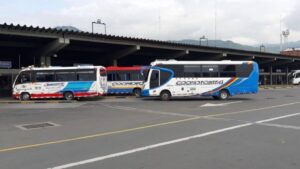 Tensión por hombre que amenazó con cuchillo a guardas de la Terminal de Cali: le encontraron una escopeta