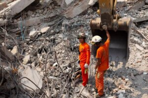 Terremoto en Birmania: Un anciano rescatado con vida, la esperanza en una angustiosa búsqueda de supervivientes: "Ploy, hija mía, ¿me oyes?"