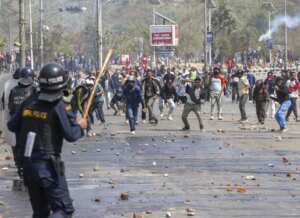 Toque de queda en Katmandú tras los duros choques que dejan dos muertos en medio de las protestas que enfrentan a monárquicos y republicanos