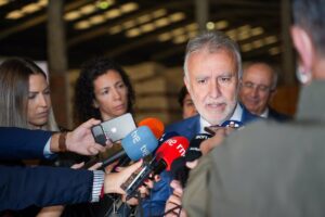 Torres anuncia que padece un cáncer y será intervenido en abril pero se mantendrá al frente del ministerio