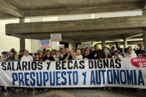 Trabajadores universitarios exigen aumento de salarios, becas y respeto a la autonomía