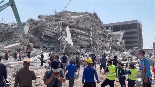 Tres muertos y más de 80 personas atrapadas en un edificio de Bangkok tras el terremoto