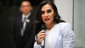 Tribunal Ecuador confirma inhabilitación de vicepresidenta – DW – 29/03/2025