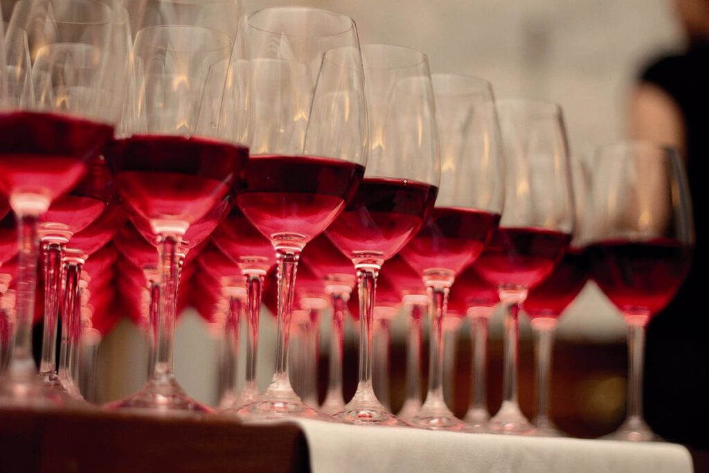 Trump amenaza con un arancel del 200% al vino y otras bebidas alcohólicas de la UE