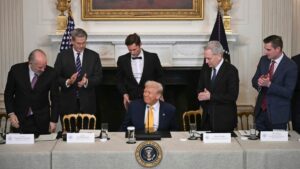 Trump dice a líderes de criptomonedas en cumbre de la Casa Blanca que apoya su industria