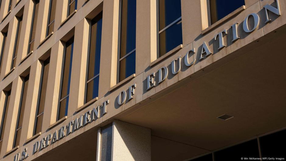 Trump firma orden para desmantelar Departamento de Educación – DW – 20/03/2025