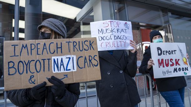 Trump llama "terroristas enfermos" a quienes atacan a Tesla y amenaza con enviarlos a El Salvador