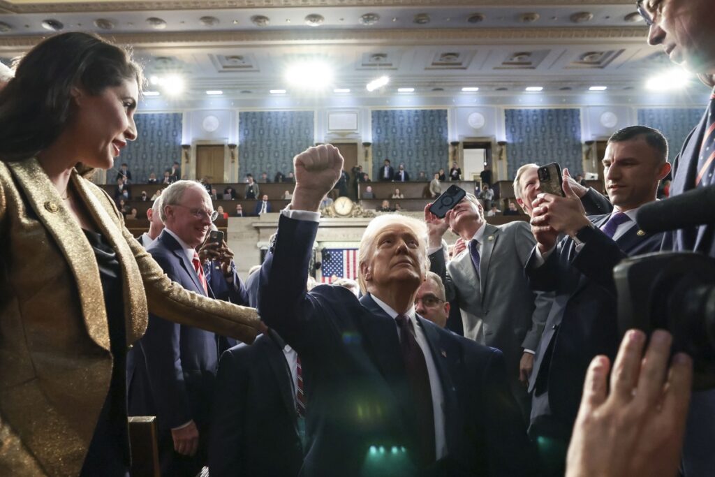 Trump reivindica sus aranceles y manda señales a Ucrania en una sesión con abucheo en el Congreso