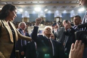 Trump reivindica sus aranceles y manda señales a Ucrania en una sesión con abucheo en el Congreso