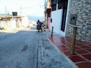 Tubos enterrados y carros accidentados afectan la vida en Punta de Mulatos