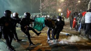 Turquía aumenta represión a la prensa en medio de protestas – DW – 28/03/2025