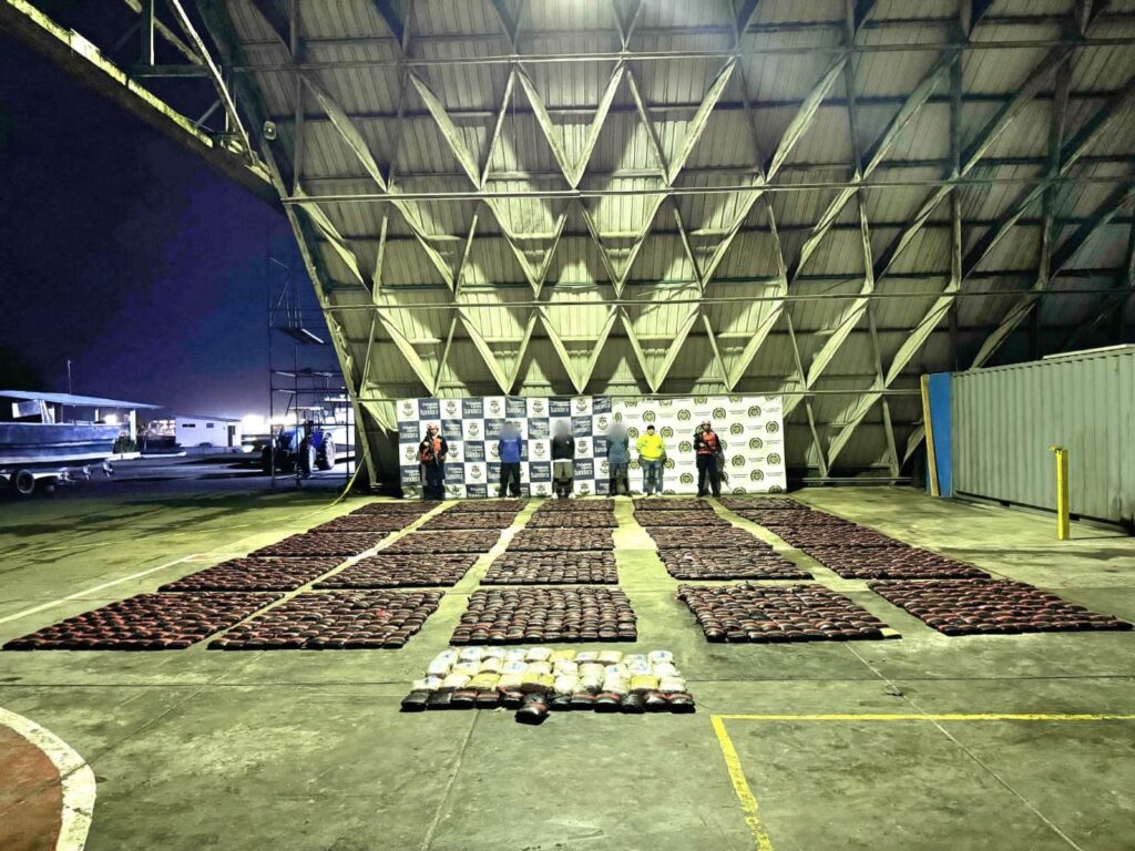 ÚLTIMA HORA | Golpe al narcotráfico: La Armada colombiana incauta más de media tonelada de cocaína y captura a tres venezolanos - AlbertoNews