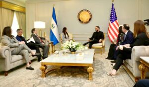 ÚLTIMA HORA | Secretaria de Seguridad de EEUU se reúne con Bukele en El Salvador y agradece aceptación de deportados - AlbertoNews