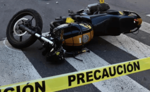 Un PNB de 19 años murió al derrapar su moto