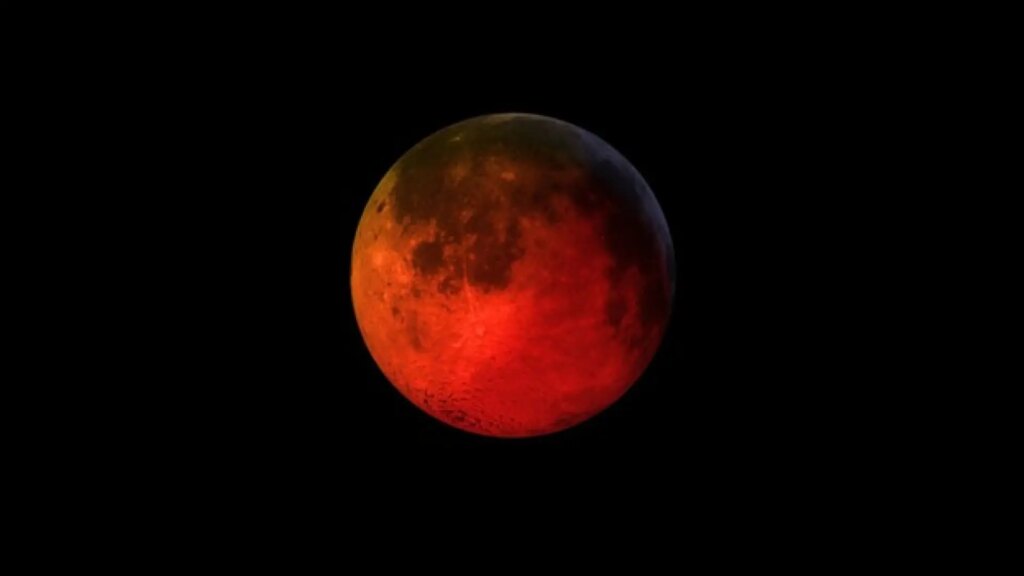 Un experto en fotografía espacial explica cómo puedes captar con tu móvil el eclipse lunar de este viernes