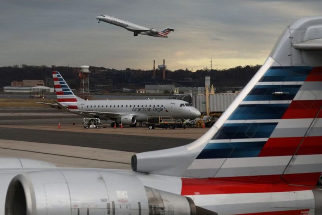 Un hombre agredió a un sobrecargo y pasajero en pleno vuelo a Washington DC - AlbertoNews