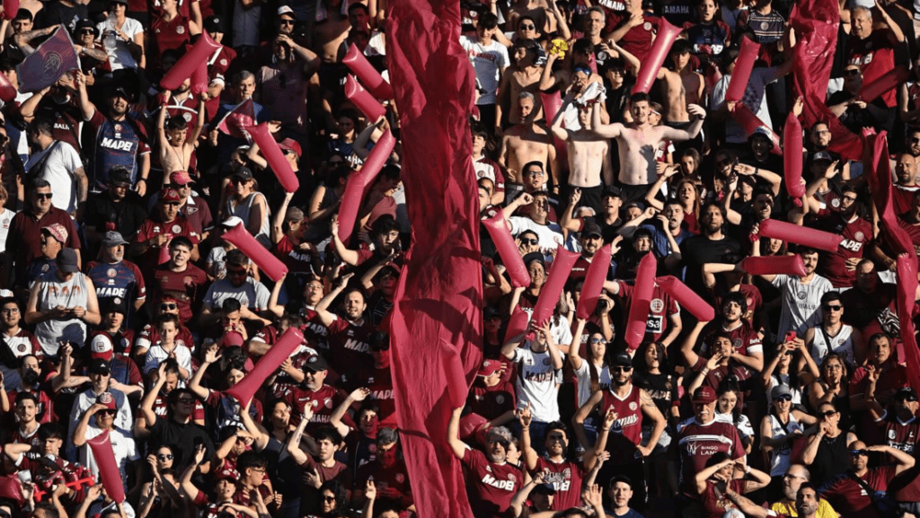 Una hincha recibe entradas de su club después de contar la infidelidad de su ex