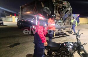 Una moto y una compactadora de Protecnia colisionaron en el sector Central III dejando un lesionado