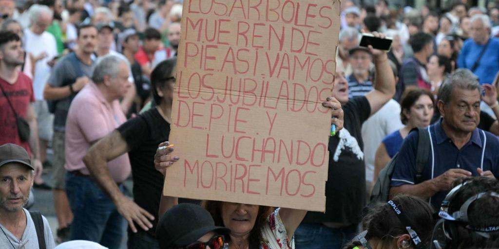 Una nueva protesta de jubilados desafía al Gobierno de Milei