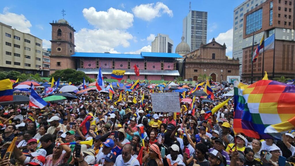 Vándalos queman un bus del MIO en el sur de Cali mientras en el centro avanzan marchas a favor del Gobierno