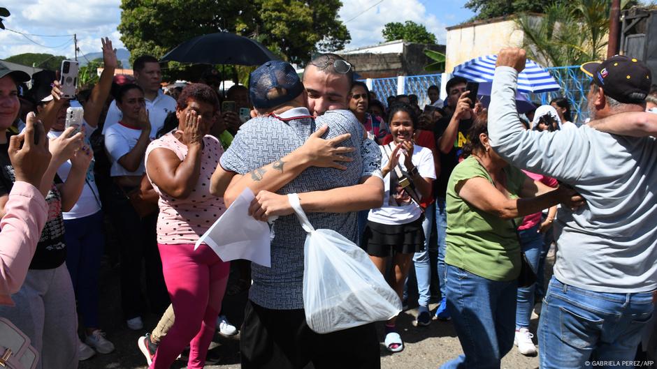 Venezuela anuncia un centenar de nuevas excarcelaciones – DW – 03/03/2025