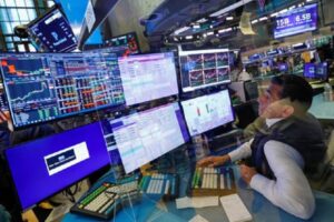 Wall Street cierra mixto, a la expectativa por los aranceles que entrarán en vigor el miércoles - AlbertoNews