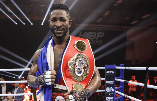 William Scull espera conquistar los cinturones que ostenta «Canelo» Álvarez