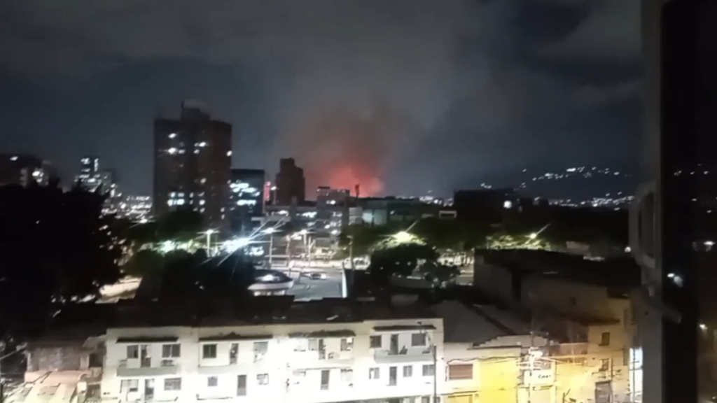 bomberos atienden voraz incendio cerca a la línea B del Metro