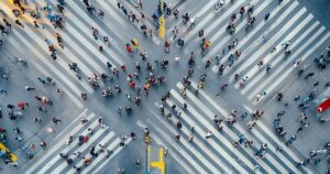 el caos peatonal en las ciudades puede anticiparse con un ángulo preciso