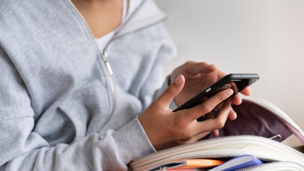 legisladores impulsan un proyecto de ley que prohíbe los celulares en las aulas