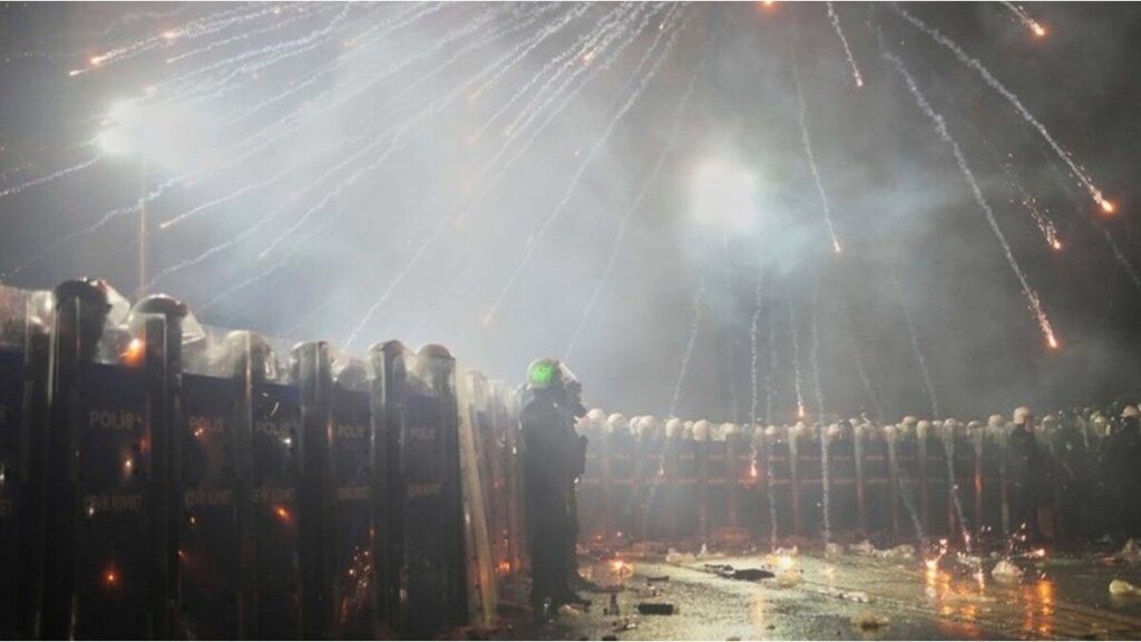 más de mil arrestos en protestas contra la detención del principal opositor a Erdogan