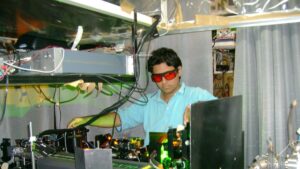 participación de colombiano en proyecto de reloj atómico