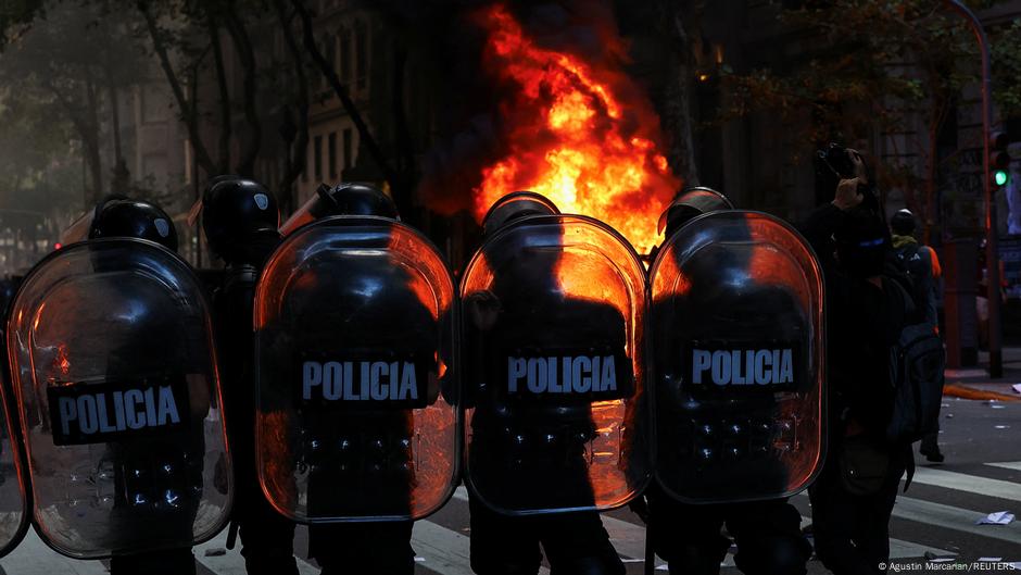 protesta de jubilados deriva en enfrentamientos – DW – 12/03/2025