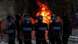 protesta de jubilados deriva en enfrentamientos – DW – 12/03/2025