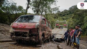tres muertos, 38 personas rescatadas y docena de carros atrapados por avalancha