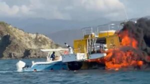 turistas se lanzaron al agua tras incendio en embarcación