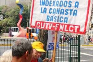 xigen a Maduro aumentar pensiones que no pasan de $2