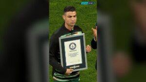 ¡Cristiano ya es un mito certificado!: Recibe el Récords Guinness sobre el césped