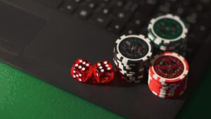 ¿Qué tipo de pantalla es ideal para jugar juegos de slots y con crupier en vivo en casinos online?